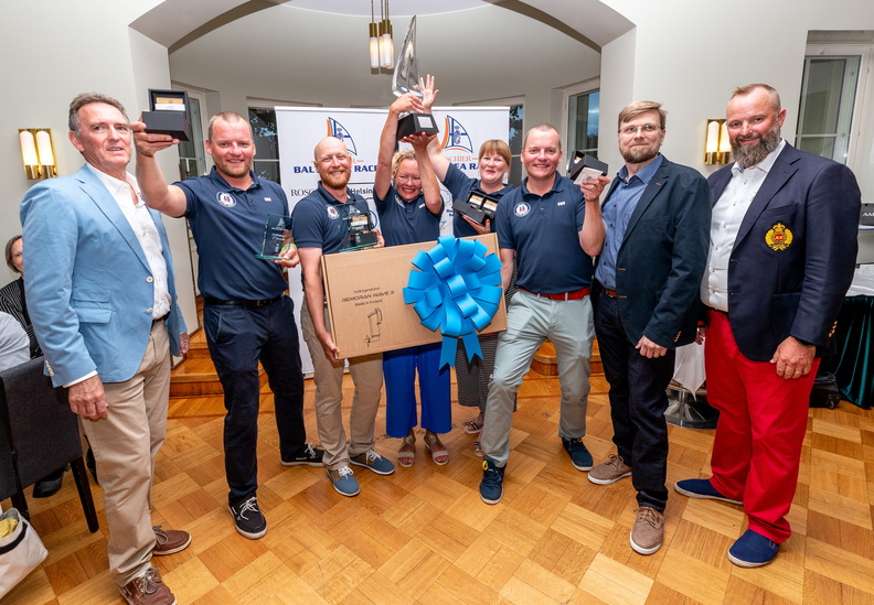 The jubliant crew of the Finnish H-323 Silver Moon II - first recipients of the Baltic Sea Race Trophy and a spoil of prizes, inc. a Remoran Wave 3 Hydrogenerator and gifts from Aarni. L to R: Jeremy Wilton (RORC CEO), the crew of Silver Moon II, Tarita Lindholm (Remoran),  Arto Linnervuo (Roschier) © Pepe Korteniemi /www.pepekorteniemi.fi